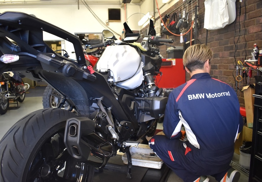 年休127日/完全週休2日/BMW正規ディーラー【杉並区】　BMWバイクの整備士・メカニック　経験者・有資格者優遇